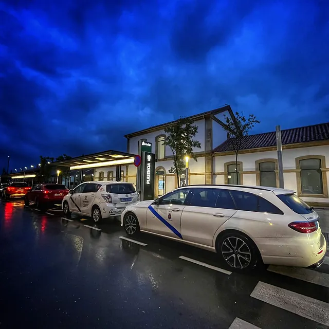 taxi Navalmoral Jesús Picas Mercedes Benz E220 en estación de tren de Plasencia